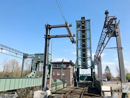 Hochgeklappte Schwenkbrücke Mariensiel mit Deckenstromschiene